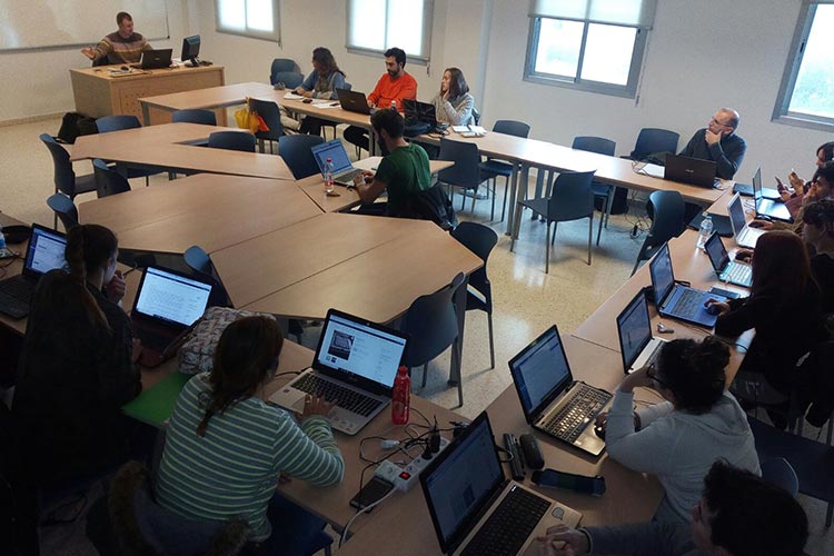 Máster marketing digital Universidad de Cádiz taller ecommerce plano desde arriba