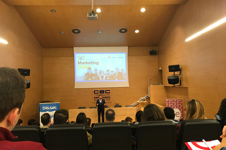 Jornadas 360 Encuentros Profesionales Marketing Digital Cádiz inicio evento presentador